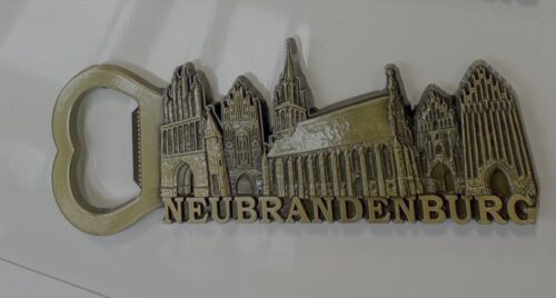 Flaschenöffner Magnet Neubrandenburg – Gold Souvenir